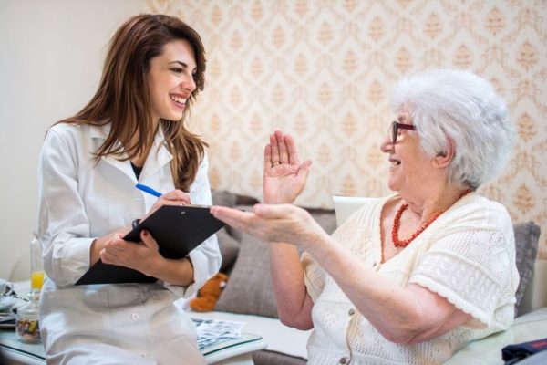 Para conviver com os sintomas da Doença de Alzheimer, a família e cuidadores devem saber identificá-los, aceita-los e diferenciá-los de atitudes anteriores dos pacientes.
